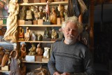 Krzysztof Czader z Jaworza przedstawia swój (nie)zwykły świat. Obrazy namalowane blachą, rzeźby z kamienia i drewna