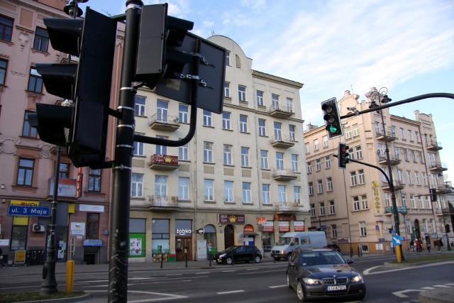 Zasłonięty sygnalizator na przejściu dla pieszych na ul. Radziwiłłowskiej, skrzyżowanie z 3 Maja