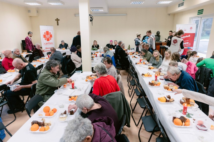 Spotkanie wigilijne dla samotnych, ubogich i bezdomnych w Rzeszowie [ZDJĘCIA]