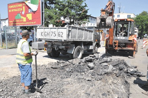 Zrywanie starego asfaltu przy ulicy Wyszyńskiego odbywało się w piątek wręcz w tropikalnych temperaturach. 