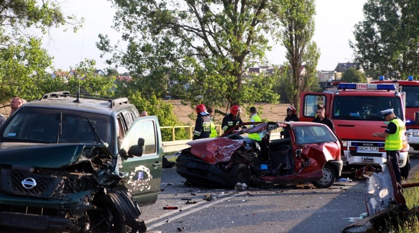 Wypadek na drodze wojewódzkiej Chojnice - Sępólno. Dwie kobiety trafiły do szpitala [zdjęcia]