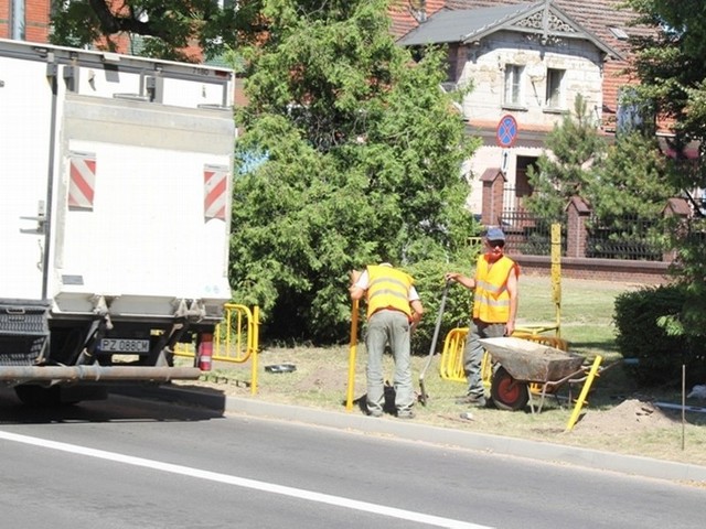 W Międzyrzeczu montowane są barierki przy ul. Konstytucji 3 Maja.