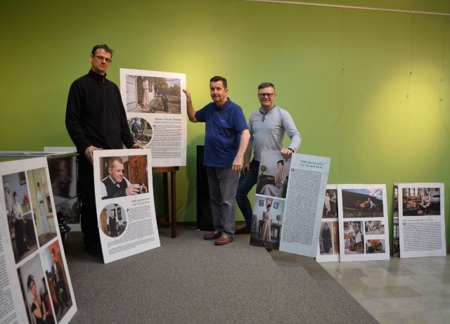 Od lewej: Mariusz Łężniak - autor zdjęć, Piotr Maciej Przypkowski, dyrektor Muzeum imienia Przypkowskich w Jędrzejowie i Łukasz Bełdowski - autor zdjęć.