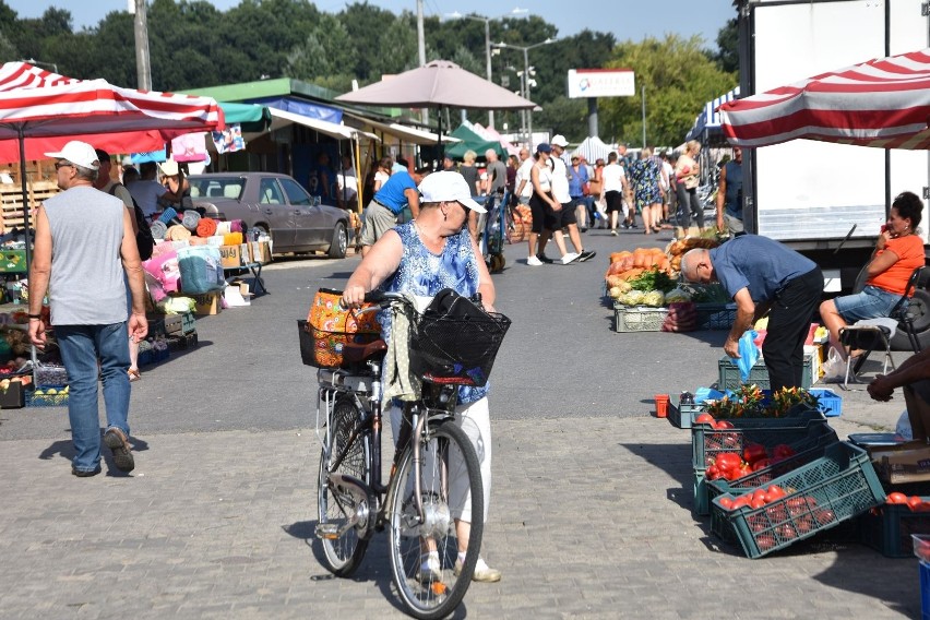 Tłumy ludzi na giełdzie w Sandomierzu w sobotę, 27 sierpnia. Słoneczna pogoda przyciągnęło kupujących z całego regionu. Zobacz zdjęcia
