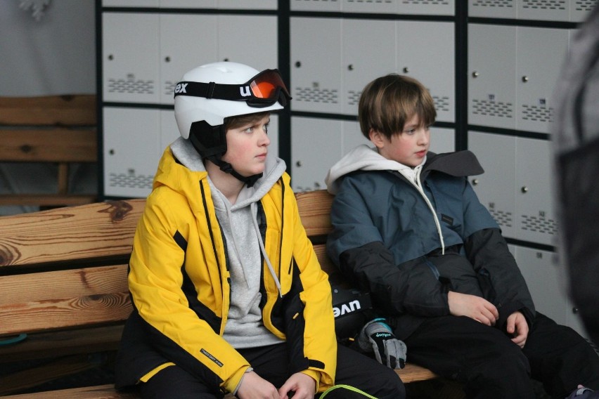 Sporo amatorów jazdy na łyżwach korzystało z  lodowiska w Bałtowie w sobotę, 9 grudnia. Zobacz zdjęcia