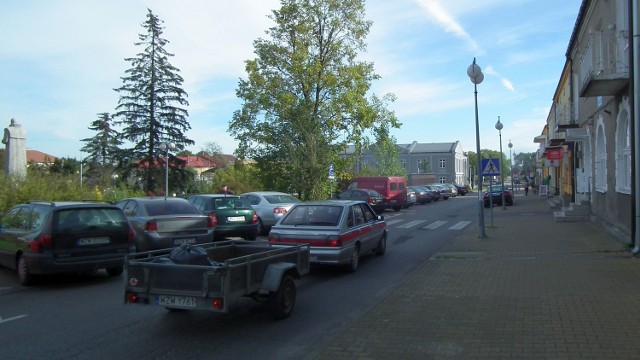 Plac Kochanowskiego w Zwoleniu. Po wprowadzeniu zmian w ruchu i strefy zamieszkania, piesi będą tu mieli pierwszeństwo.