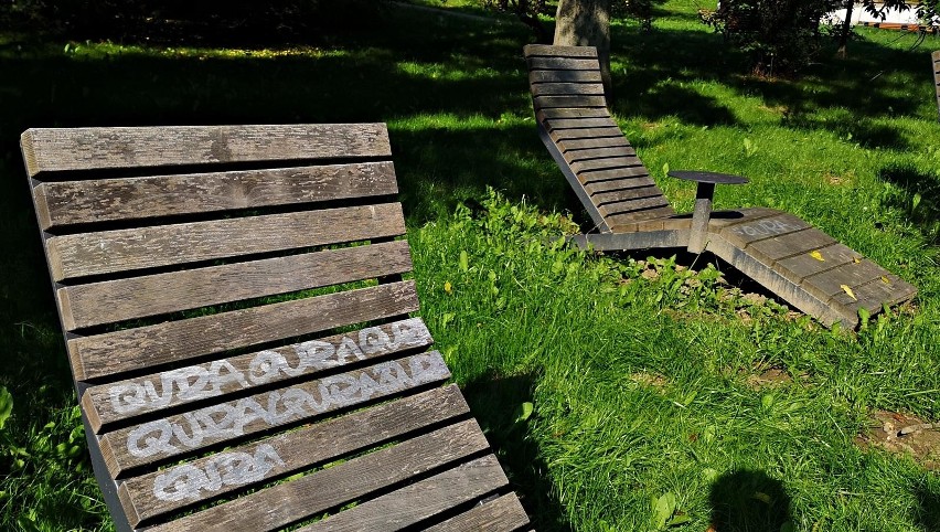 Kraków. Park Tysiąclecia nie został jeszcze oficjalnie otwarty, a już został zdewastowany [ZDJĘCIA]