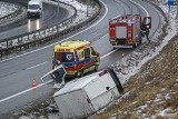 Balice. Wypadek na autostradzie A4. Samochód dostawczy wypadł z drogi, wylądował na skarpie