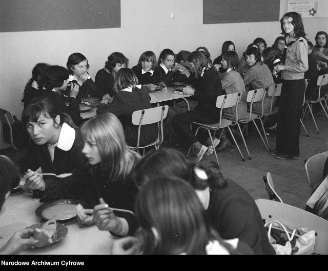 Jak wspominacie dania ze szkolnych stołówek? A może jedzenie lepiej smakowało na koloniach? Zobaczcie archiwalne zdjęcia.