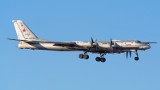 Bombowce strategiczne Tu-95 mogące przenosić broń jądrową są maskowane... oponami. Tak robią Rosjanie