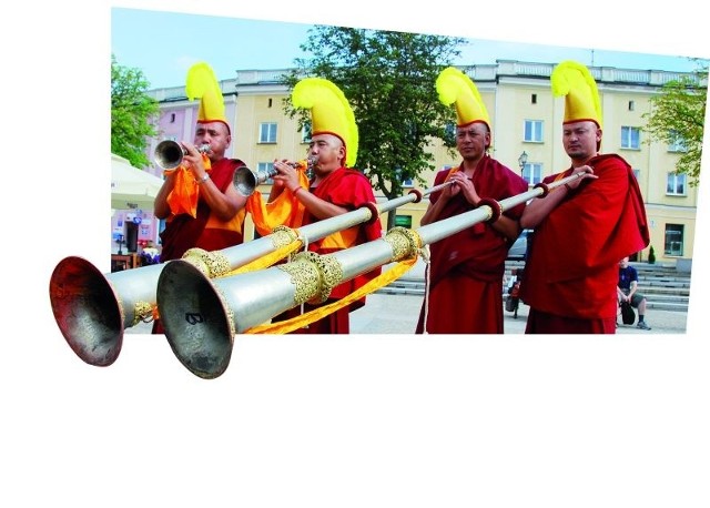 Podczas pokazu na białostockim Rynku Kościuszki można było posłuchać tradycyjnych tybetańskich melodii w wykonaniu mnichów