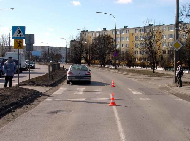 74-latek zatrzymał auto kilka metrów za przejściem