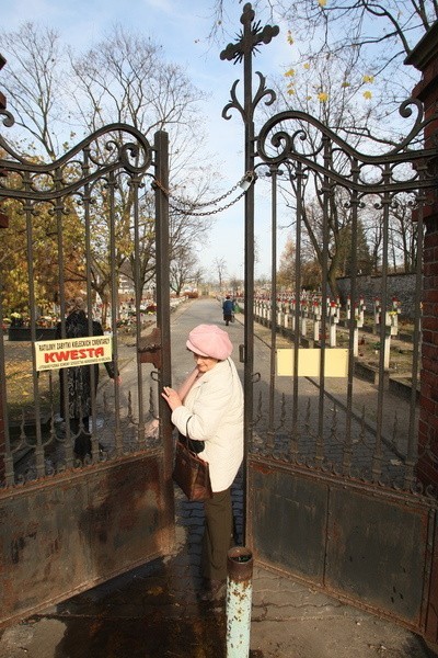 Kielczanie denerwowali się, że przez bramę pomiędzy cmentarzami Starym i Partyzanckim, trzeba było się przeciskać.
