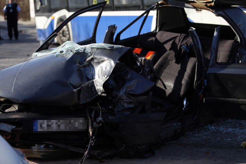 Kraków. Czołowe zderzenie autobusu MPK z osobówką. Cztery osoby odniosły obrażenia