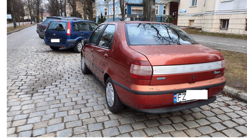 Samochód fiat siena stoi w strefie płatnego parkowania na...