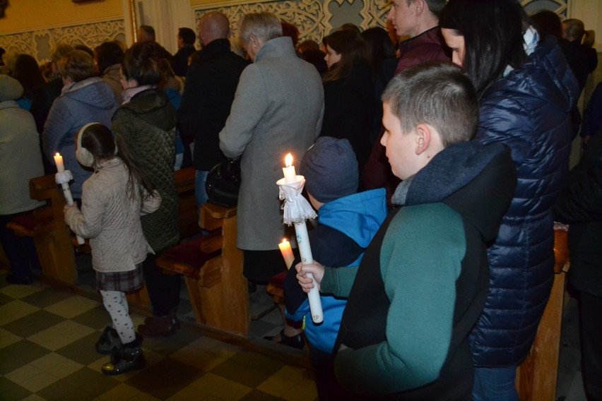 Liturgia Wigilii Paschalnej: święcenie ognia w Myszkowie ZDJĘCIA