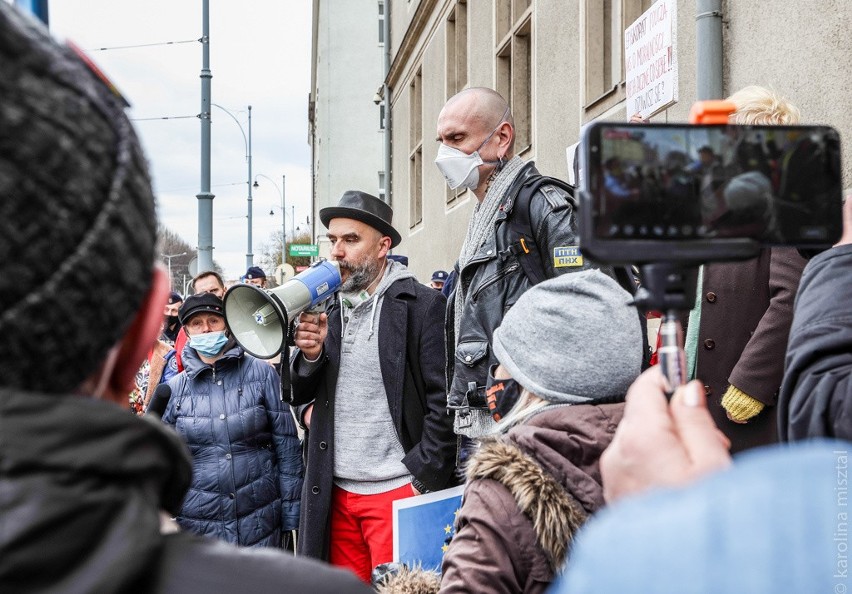 "Odważny i konieczny czyn": Pikieta przed gdańskim sądem w obronie mężczyzn, którzy obalili pomnik ks. Jankowskiego