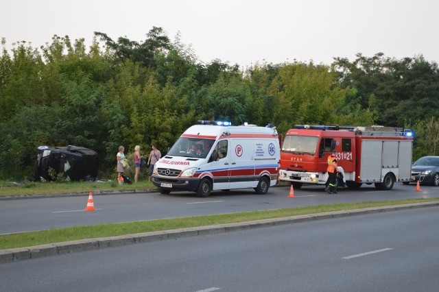Zdjęcie nadesłał internauta na skrzynkę alarm24@echodnia.eu. Opel wylądował na boku przy ulicy Szarych Szeregów w Radomiu.