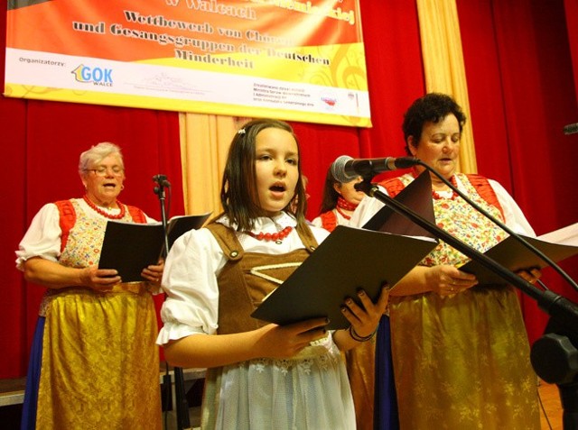 Na pierwszym planie najmłodsza uczestniczka festiwalu, 10-letnia Natalia Kania z zespołu "Dobieszowiczanki", po prawej jej babcia Irena Siodlaczek.