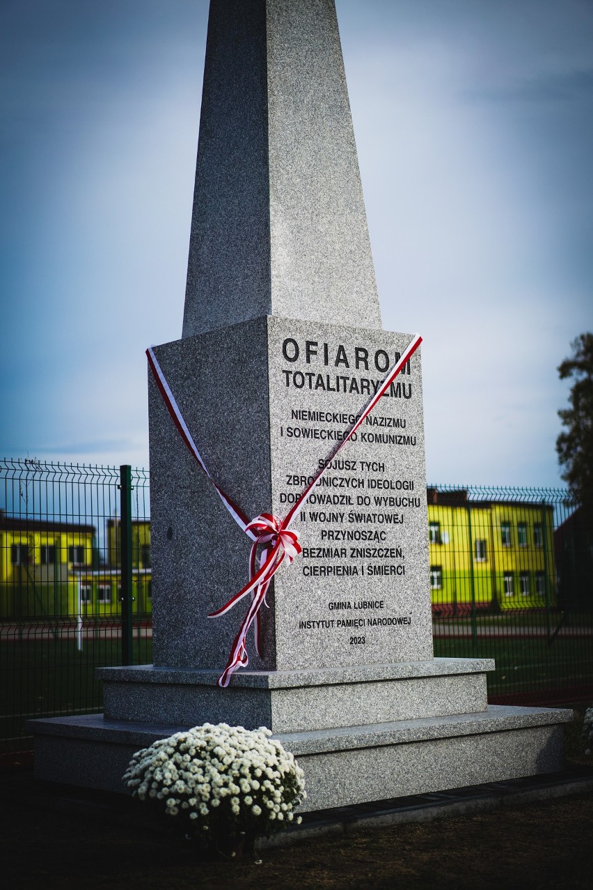 Pomnik „Ofiarom Totalitaryzmów” posadowiony w miejscu...