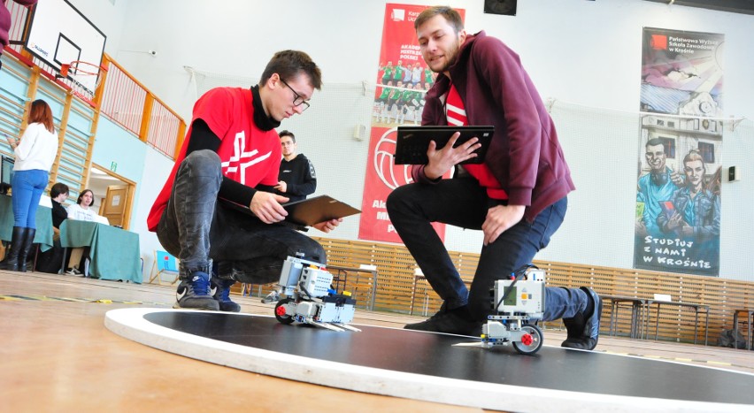 Młodzi pasjonaci robotyki rywalizowali w Ogólnopolskich Zawodach Robotycznych „RobON” w Krośnie [ZDJĘCIA]