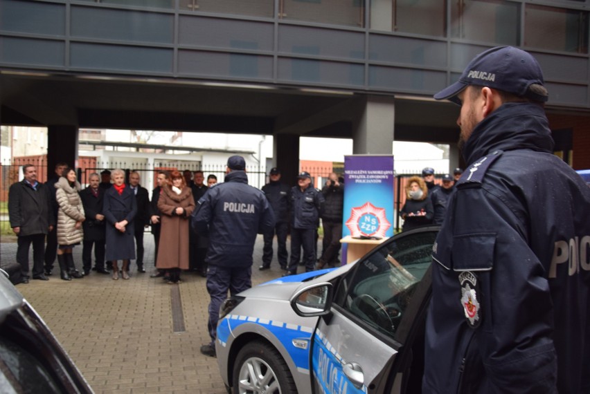 Stargard. Policja dzięki wsparciu lokalnych samorządów kupiła trzy samochody. Dziś oddano je do eksploatacji 