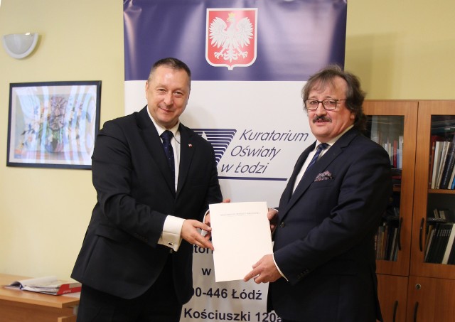 Andrzej Krych odebrał nominację z rąk kuratora Waldemara Flajszera.