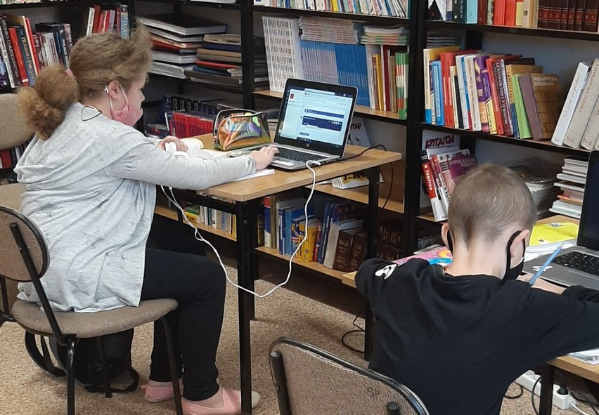 Michałowo. Uczniowie łączą się z nauczycielami ze szkolnej biblioteki. Problemem dostęp do internetu w gminie 