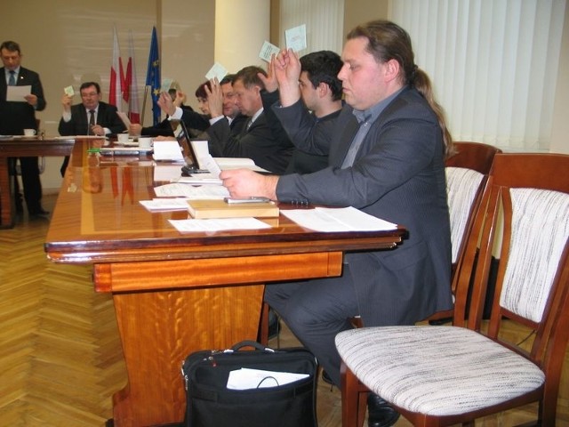 Puste miejsce, które na dwóch poprzednich sesjach  w Radzie Powiatu Tarnobrzeskiego zajmował  Andrzej Polak może zająć  Jan Pelczar lub Grzegorz Ślęzak