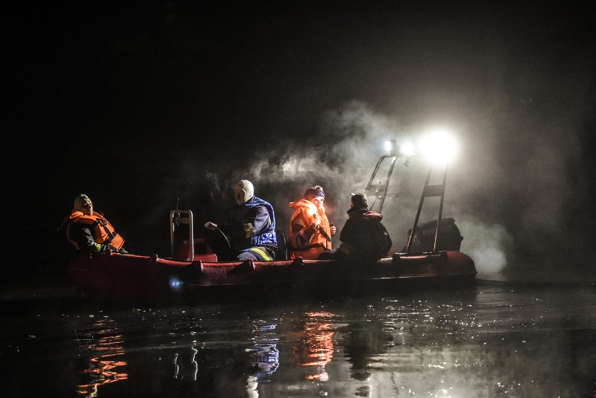 Duża akcja policji: 29-latek w kajdankach wskoczył do Warty