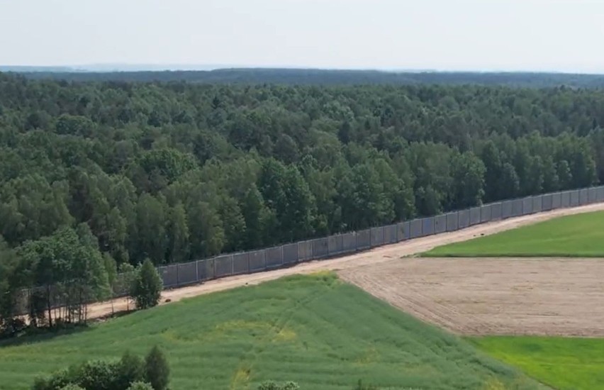 Zapora na granicy polsko-białoruskiej. Ukończone odcinki są już odebrane. Bariera stoi już na 140 kilometrach [ZDJĘCIA]