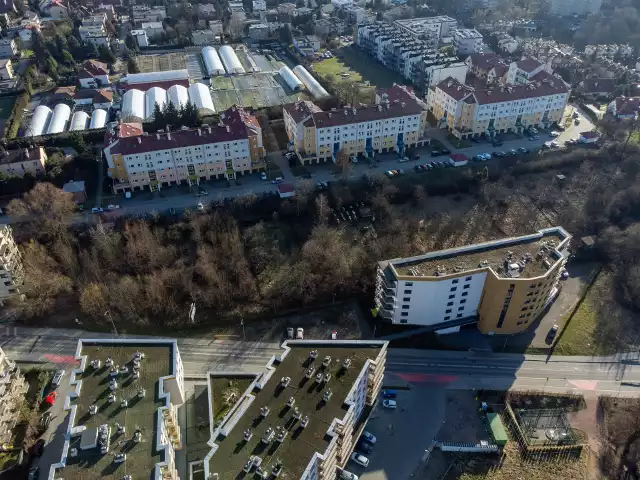 Okolice ulicy Reduta. W ostatnim czasie powstało tu mnóstwo bloków. Miasto próbował ochronić resztki zieleni planem miejscowym, ale jak widać deweloperzy mają mocnych prawników. Park Reduta, który powstał w okolicy nie powinien być jedyną zieloną enklawą.