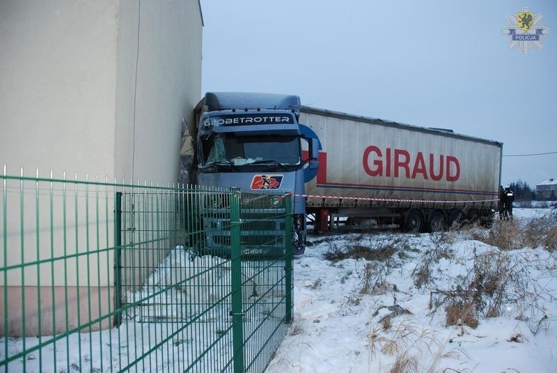 Rosjanin wjechał ciężarówką w budynek sali gimnastycznej w Człuchowie [zdjęcia]