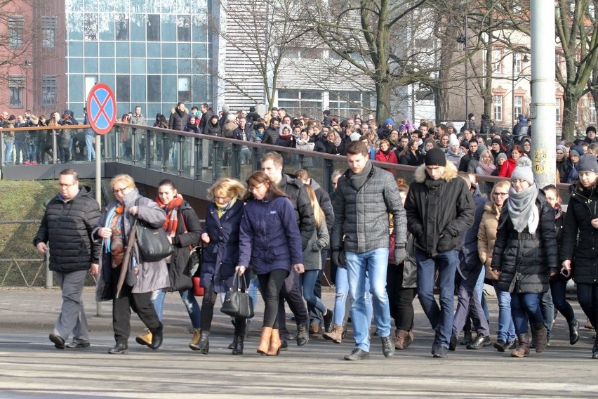 Kilkaset osób ewakuowanych z biurowca Credit Agricole na pl. Orląt Lwowskich [ZDJĘCIA]