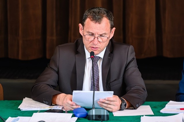 Burmistrz Marek Goździewski  podczas  sesji przedstawił do oceny sprawozdanie z wykonania budżetu za ubiegły rok
