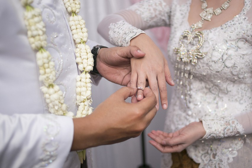 Jak wygląda ślub w innych krajach? Najbardziej nietypowe zwyczaje ślubne z całego świata