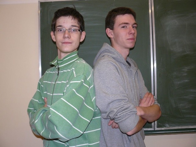 TOMASZ KLEMT (z lewej) i MICHAŁ DZIUBIŃSKI Mają po 18 lat. Uczą się w klasie matematyczno - informatycznej LO im. Ireny Sendler w Skwierzynie. Interesują się historią i turystyką. 