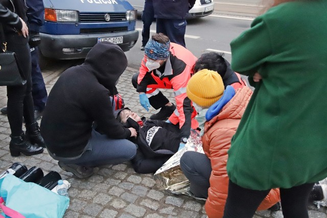 Bydgoski protest w obronie klimatu był częścią ogólnopolskiej akcji obywatelskiego nieposłuszeństwa. Momentami miał dość dramatyczny przebieg. Odbywał się akurat w porze największego natężenia ruchu, ok. 16.30. Aktywiści usiedli w kręgu na ul. Jagiellońskiej, na wysokości Urzędu Wojewódzkiego. Byli złączeni ze sobą rurami - nie można było odłączyć jednej osoby bez rozdzielania pozostałych.