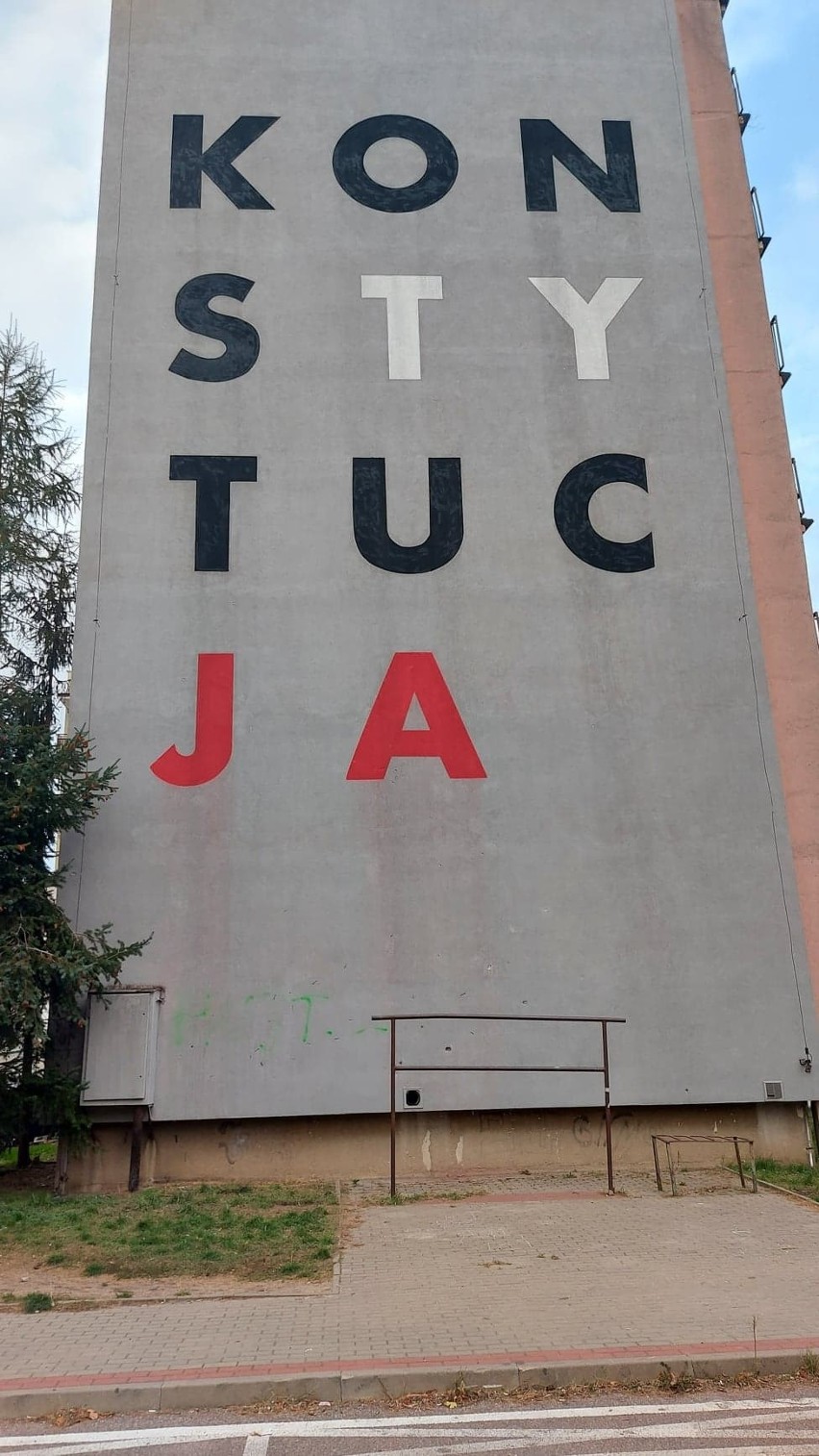 Mural Konstytucja na bloku przy Pułaskiego w Białymstoku...