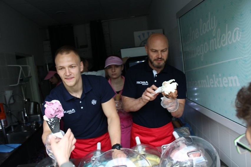 Koszykarze Rosy Radom sprzedawali lody, aby pomóc choremu trenerowi