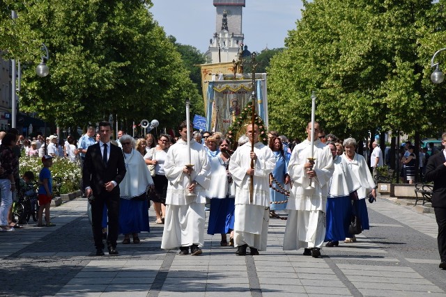 Procesja Bożego Ciała w Częstochowie przeszła z Jasnej Góry do Archikatedry. Kilkanaście tysięcy wiernych uczestniczyło w tradycyjnej procesji Bożego Ciała w Częstochowie. W tym roku uroczystości rozpoczęły się uroczystą mszą świętą na Jasnej Górze. Później procesja przeszła do Archikatedry, zatrzymując się przy czterech ołtarzach. Abp Wacław Depo mówił w homilii o "nowej kulturze degradacji człowieka i świata", wspominając m.in. spektakl pt. Klątwa.