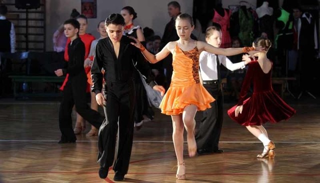 W sobotę hala sportowa w Czarnej Białostockiej stała się areną tanecznych zmagań. W pierwszej grupie wiekowej na parkiecie tańczyły dzieci.