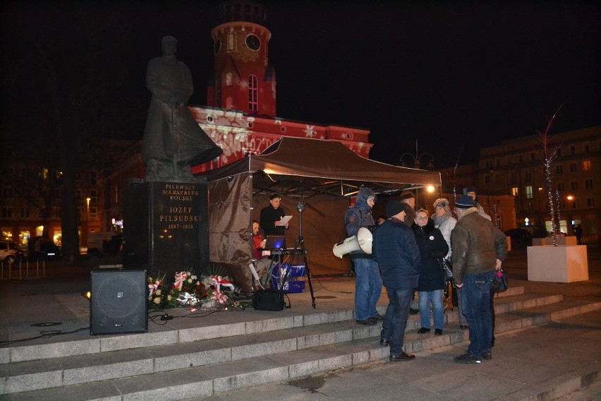 Częstochowa: KOD świętował 35. rocznicę Stanu Wojennego na Placu Biegańskiego [ZDJĘCIA]