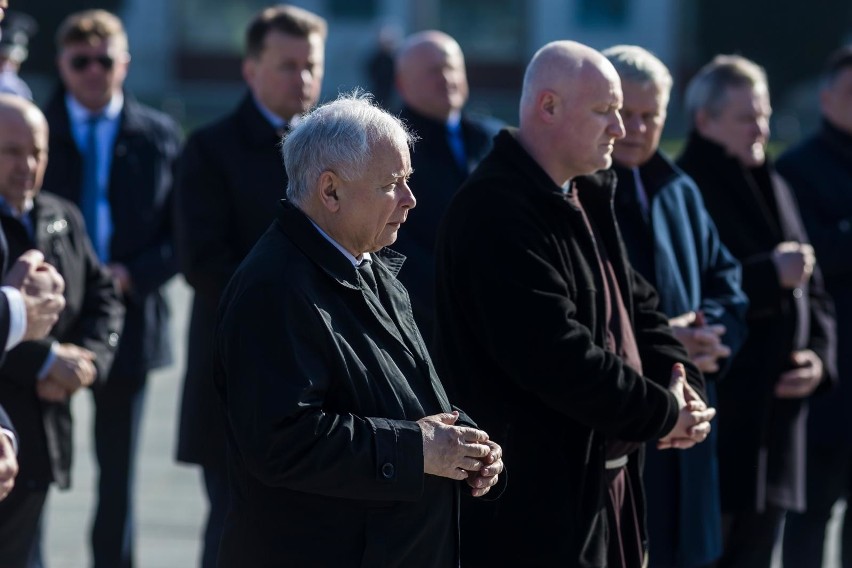 „To jawna pogarda wobec Polaków” – piszą celebryci o PiS i prezesie Kaczyńskim. Szef PiS, mimo zakazu, odwiedził grób matki na Powązkach