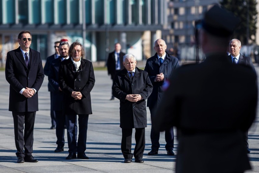 „To jawna pogarda wobec Polaków” – piszą celebryci o PiS i prezesie Kaczyńskim. Szef PiS, mimo zakazu, odwiedził grób matki na Powązkach