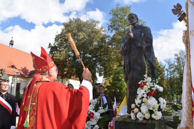 Pomnik ks. Jerzego Popiełuszki w Solcu Kujawskim poświęcił ks bp. Krzysztof Włodarczyk.
