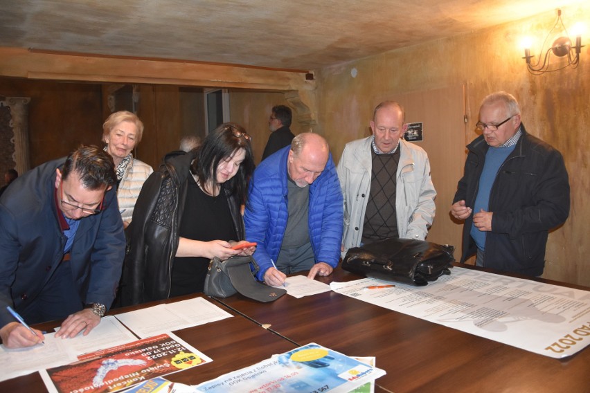 Przeciwnicy budowy blokowiska zbierali podpisy. Domagano...