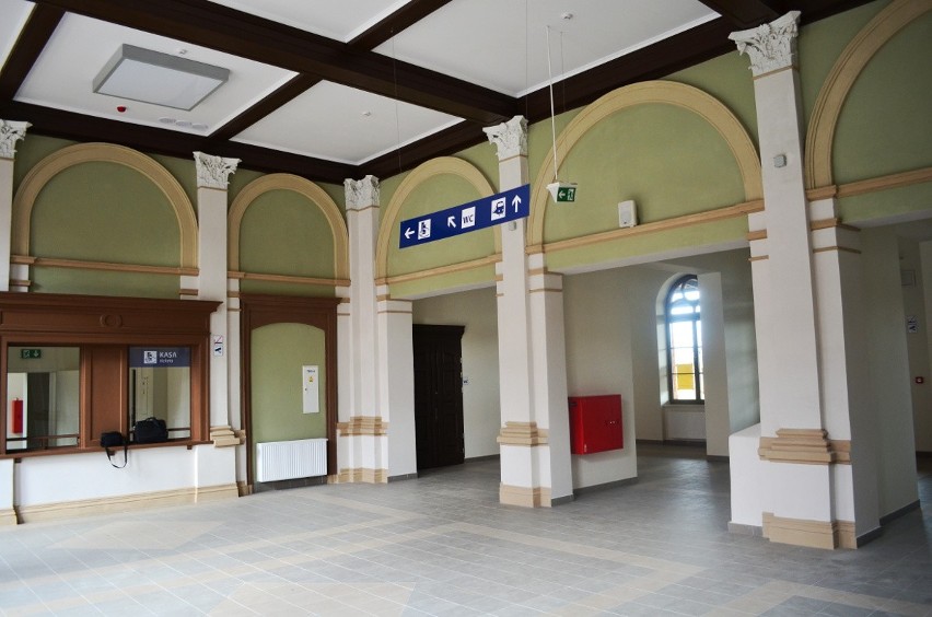 Dworzec kolejowy w Świebodzicach otwarty dla podróżnych. Ale nie cały (ZDJĘCIA)