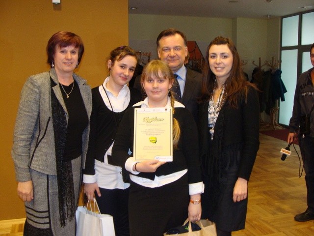 Delegacja z Rzucowa &#8211; nauczycielki i uczennice, odebrały gratulacje od marszałka Mazowsza Adama Struzika, za zajęcie III miejsca w konkursie "Usuwamy azbest&#8221;.