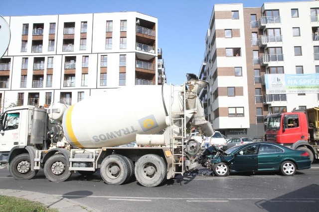 Wypadek na Dmowskiego. Peugeot wjechał w ciężarówkę wiozącą beton, Wrocław, 30.09.2016